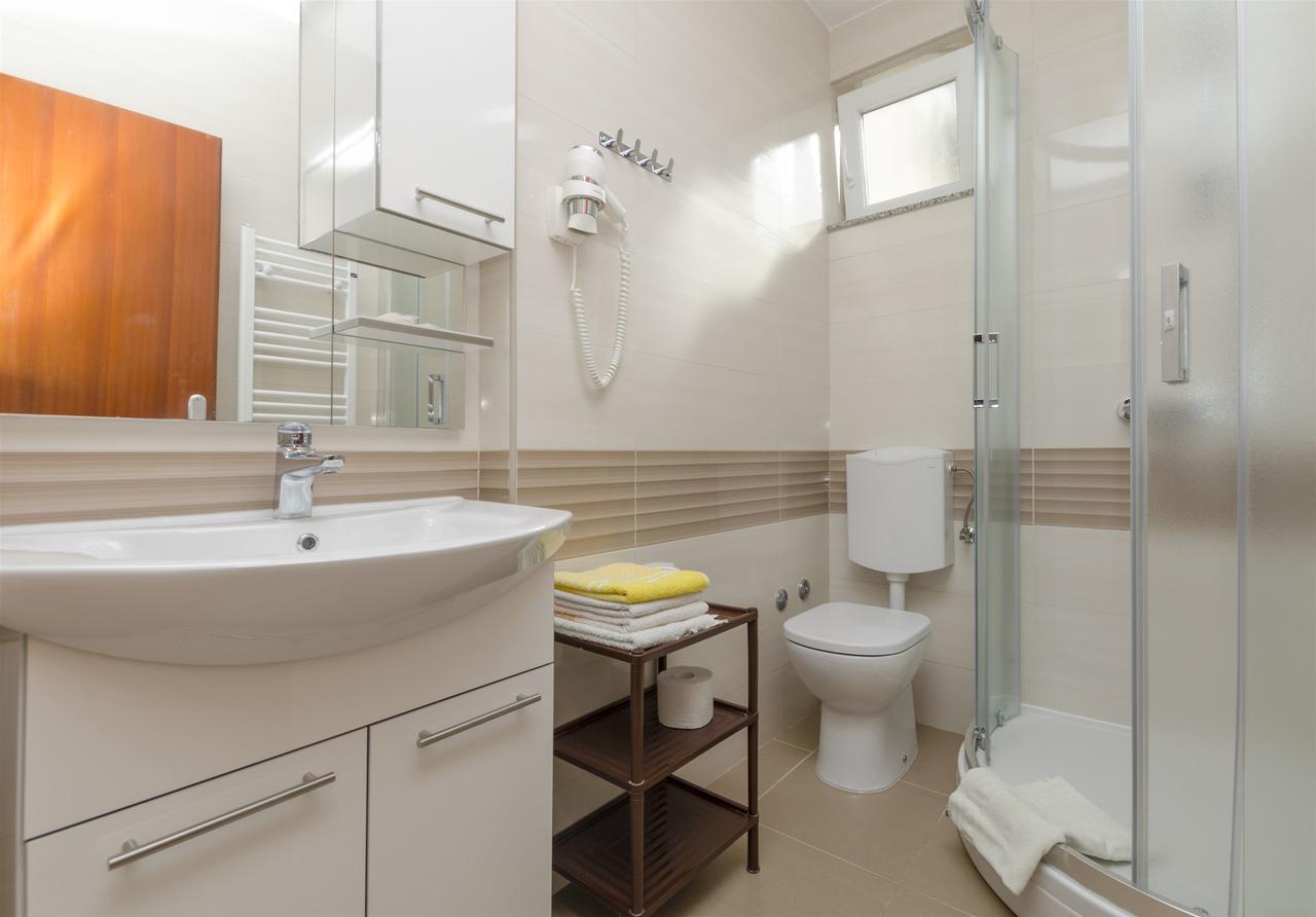 פרימוסטן Apartments Karmela מראה חיצוני תמונה