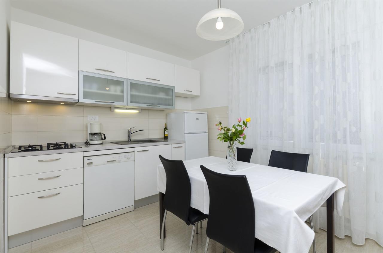 פרימוסטן Apartments Karmela מראה חיצוני תמונה